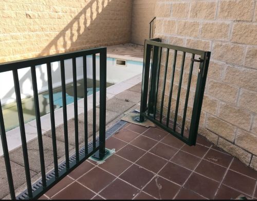 barandilla con puerta de acceso seguridad piscina 05