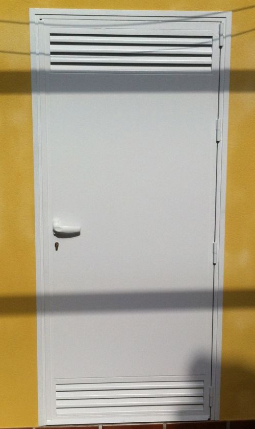 puerta auxiliar con rejilla de ventilacin