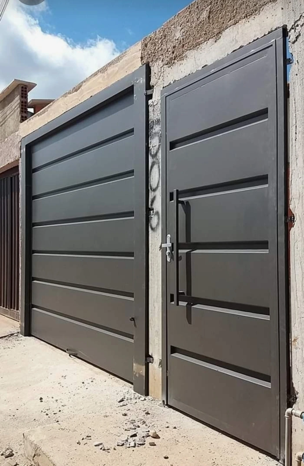 puerta bandejas de chapa peatonal y puerta seccional independientes 