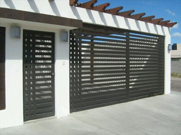 puerta corredera y peatonal construida en tubo