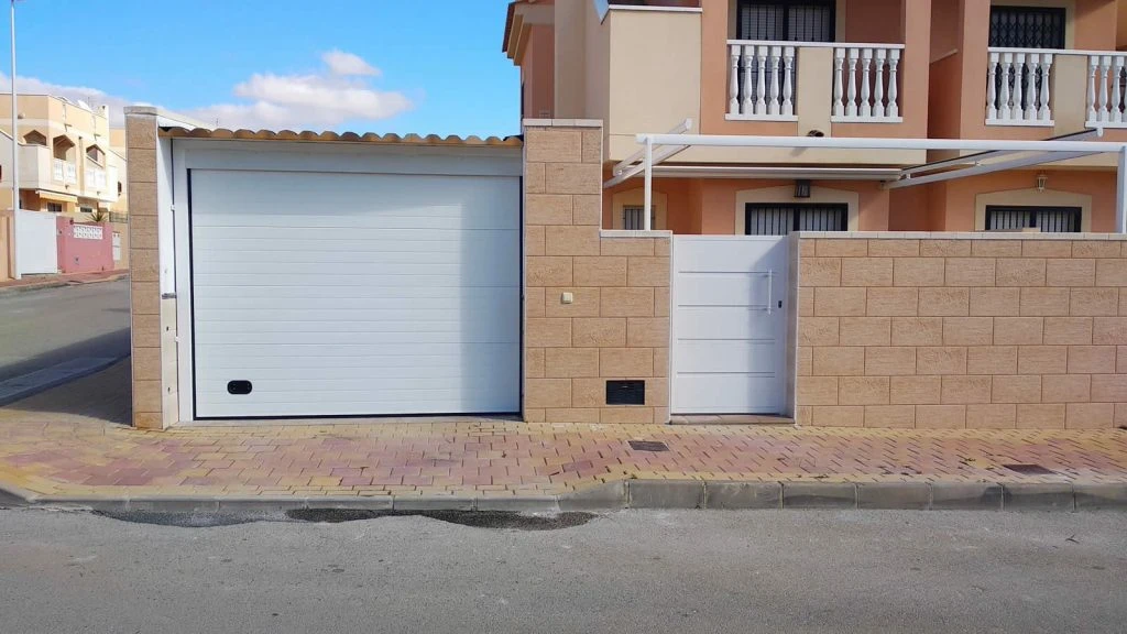 puerta peatonal y puerta seccional independientes lacada